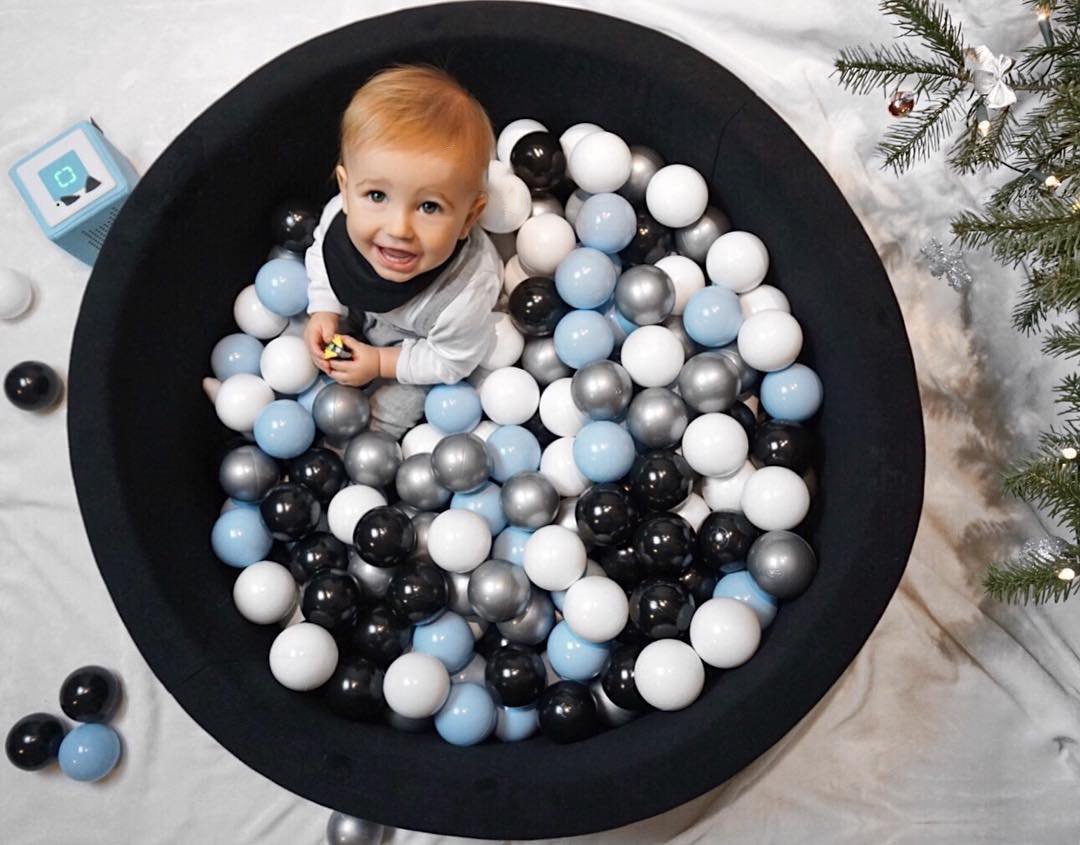 Zwarte ballenbak met 250 ballen - Glamour set Sfeerimpressie met kind in de ballenbak