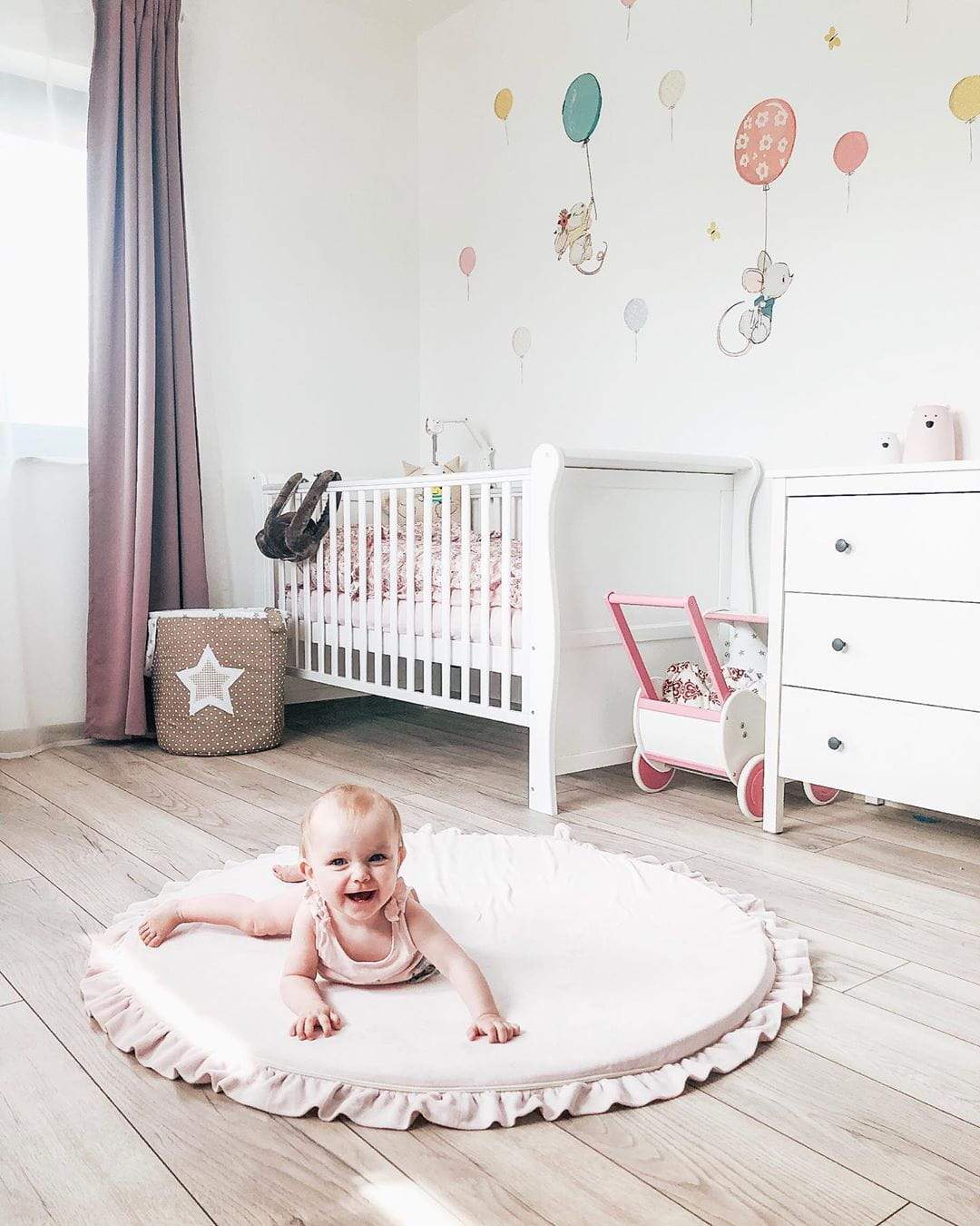 Rond speelmatje - Licht roze sfeerimpressie van baby in babykamer