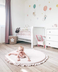Rond speelmatje - Licht roze sfeerimpressie van baby in babykamer