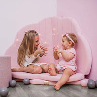Speelmat wolkvorm - Licht roze sfeerimpressie zithoek met kinderen
